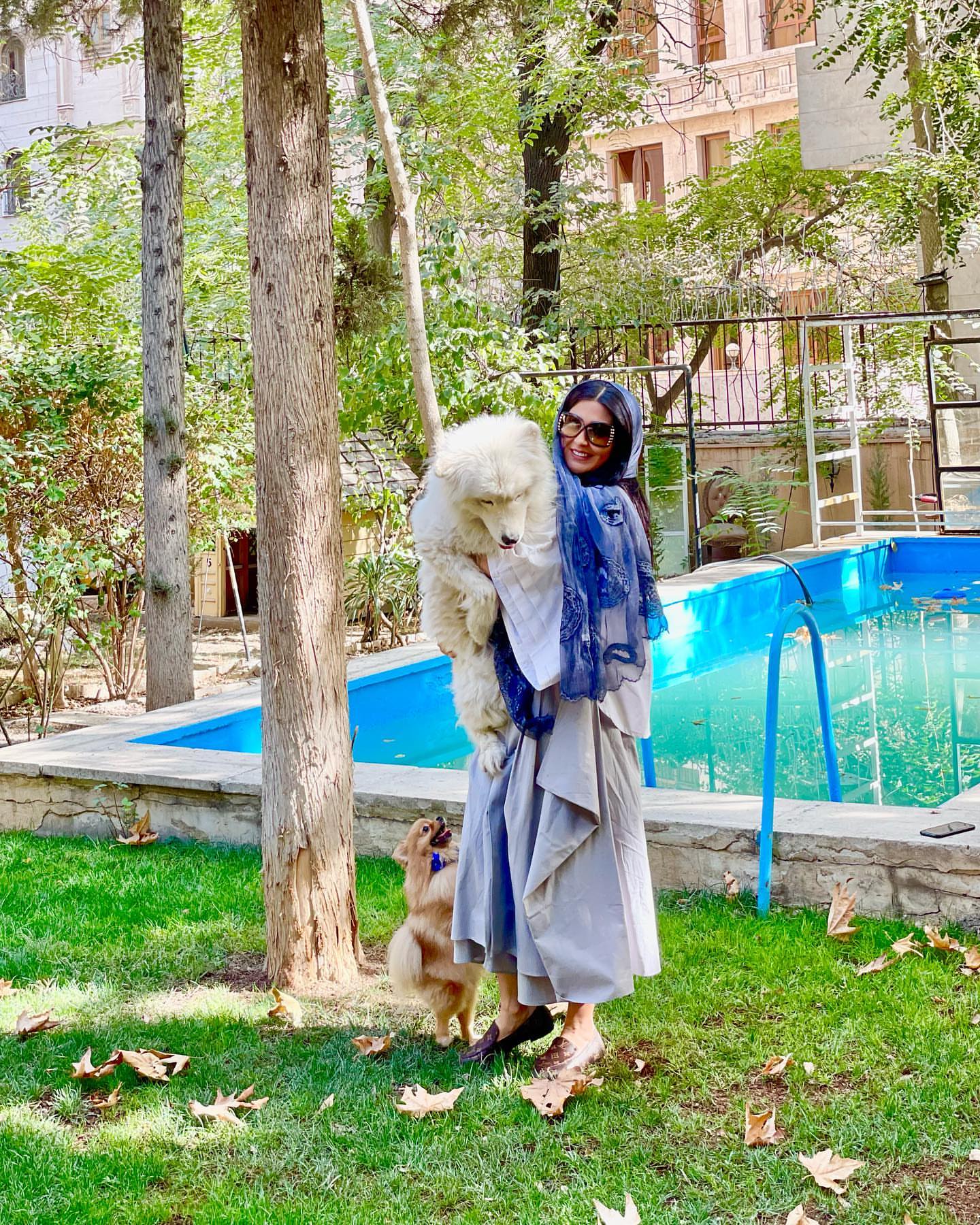 مریم معصومی در کنار استخر و سگی در آغوش + عکس مریم معصومی در کنار استخر و سگی در آغوش + عکس