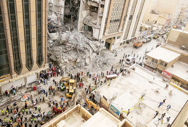 مصدومیت تعدادی از امدادگران در محل آواربرداری متروپل مصدومیت تعدادی از امدادگران در محل آواربرداری متروپل