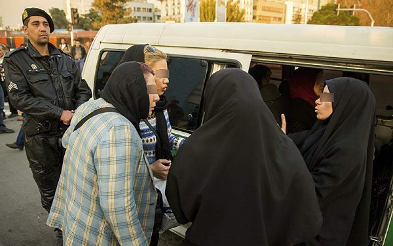 با بگیر و ببند و افزایش گشت ارشاد چیزی حل نمیشود با بگیر و ببند و افزایش گشت ارشاد چیزی حل نمیشود