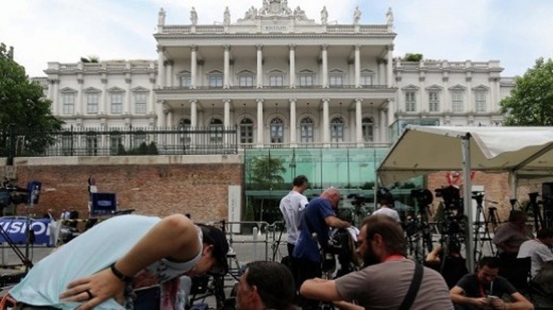 رئیسی دقیقه ۹۰ گل میزند؟! رئیسی دقیقه ۹۰ گل میزند؟!