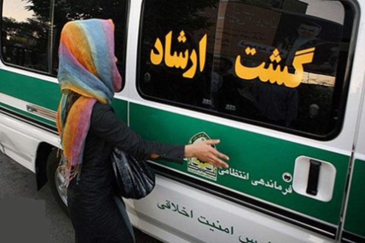 فیلم| پرتاب وحشتناک یک زن از داخل خودروی گشت ارشاد به بیرون! فیلم| پرتاب وحشتناک یک زن از داخل خودروی گشت ارشاد به بیرون!