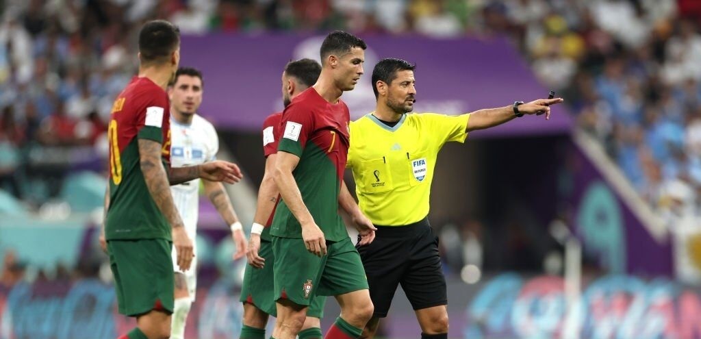 تصمیم جنجالی علیرضا فغانی در دیدار اروگوئه و پرتغال سوژه شد تصمیم جنجالی علیرضا فغانی در دیدار اروگوئه و پرتغال سوژه شد