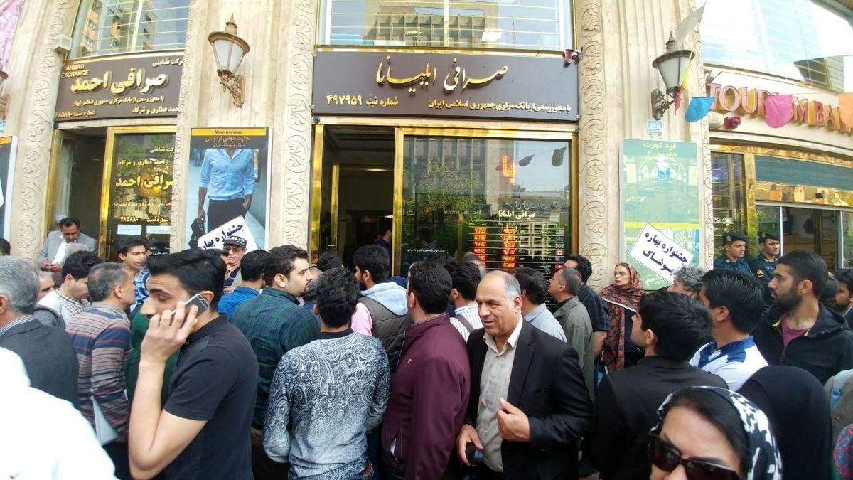 هجوم مردم به بازار سکه / چه خبر شد ؟ هجوم مردم به بازار سکه / چه خبر شد ؟