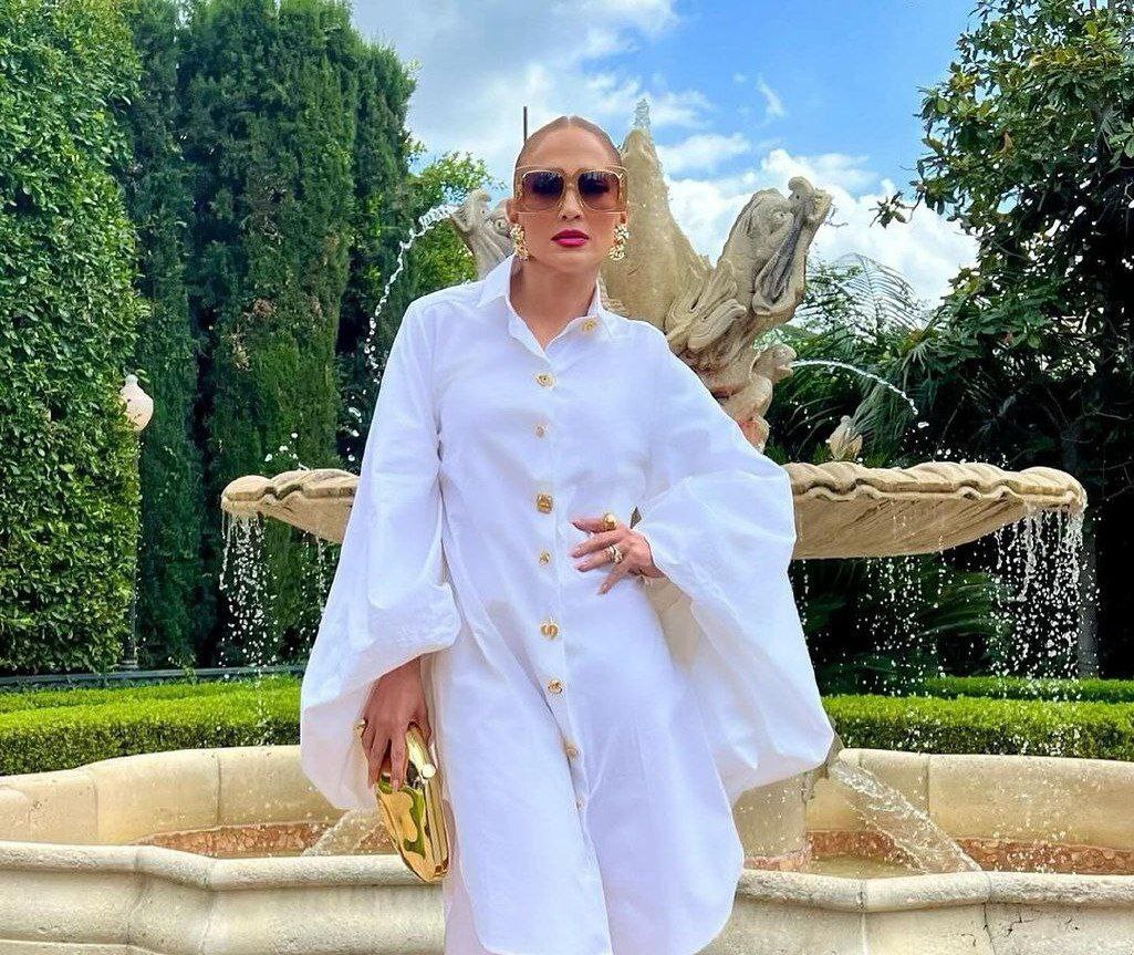 تیپ شیک جنیفر لوپز در یک مکان زیبا/عکس تیپ شیک جنیفر لوپز در یک مکان زیبا/عکس