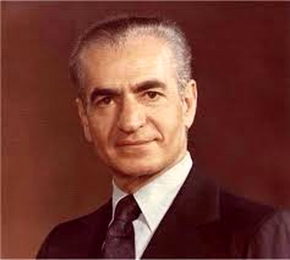 عکس کمتر دیده شده از ساعت لوکس محمدرضا پهلوی با بدنه مار کبری عکس کمتر دیده شده از ساعت لوکس محمدرضا پهلوی با بدنه مار کبری