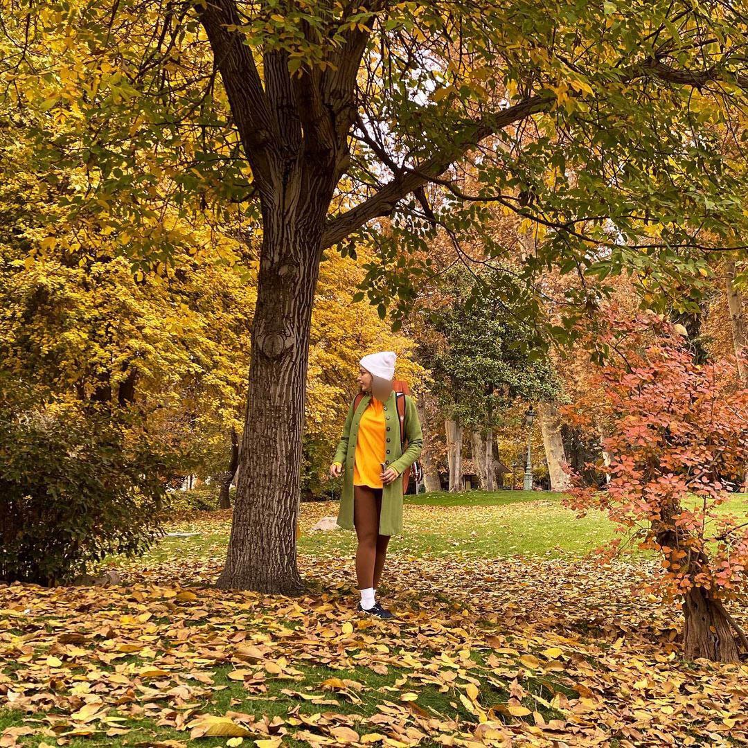شلوار چسبان و جیغ بهنوش طباطبایی در باغ/عکس شلوار چسبان و جیغ بهنوش طباطبایی در باغ/عکس