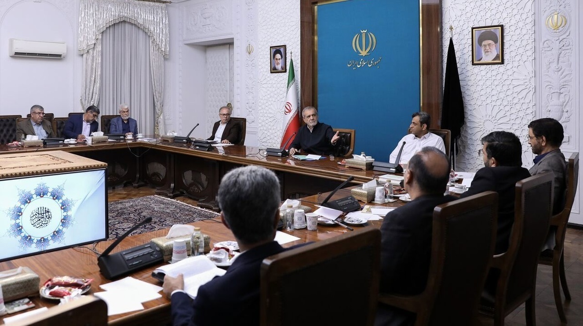 روزنامه شرق: تیم اقتصادی دولت پزشکیان سردرگم است و زندگی سختی برای مردم رقم زده روزنامه شرق: تیم اقتصادی دولت پزشکیان سردرگم است و زندگی سختی برای مردم رقم زده