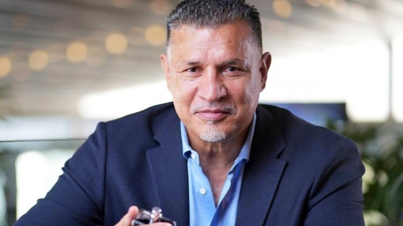 حضور دختر زیبای معروف در دفتر کار علی دایی+ عکس حضور دختر زیبای معروف در دفتر کار علی دایی+ عکس