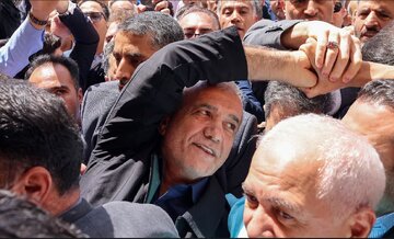 تحلیل رسانههای غربی از پیروزی پزشکیان/ پیروزی غیرمنتظره همراه با تغییر تاکتیک/ رئیسجمهور جدید به دنبال تضمین برای رفع تحریمهاست تحلیل رسانههای غربی از پیروزی پزشکیان/ پیروزی غیرمنتظره همراه با تغییر تاکتیک/ رئیسجمهور جدید به دنبال تضمین برای رفع تحریمهاست