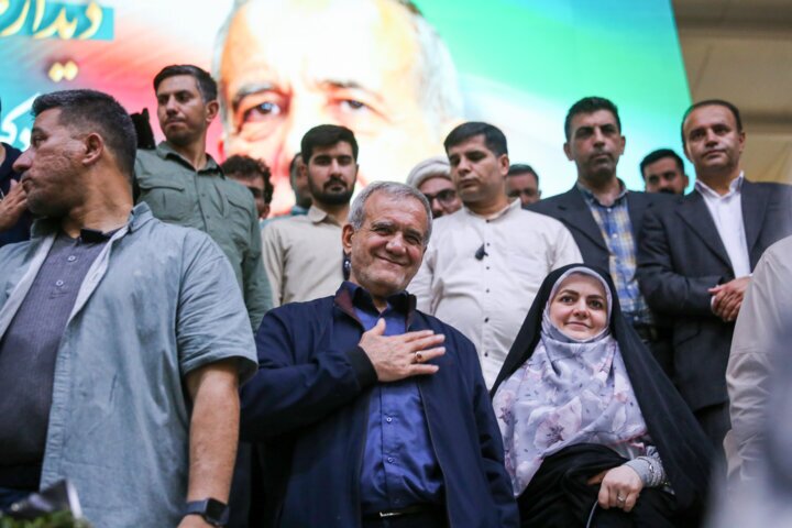 پزشکیان: من از دیار ستارخان به مناظرات رفتم در مناظرات دیدید که من یک نفر بودم و آنها ۵ نفر / من از حقوق دختران، زنان، اساتید و دانش آموزان و دانشجویان دفاع میکنم؛ اجازه نمیدهم دانشجو و اساتید را از دانشگاه اخراج کنند پزشکیان: من از دیار ستارخان به مناظرات رفتم در مناظرات دیدید که من یک نفر بودم و آنها ۵ نفر / من از حقوق دختران، زنان، اساتید و دانش آموزان و دانشجویان دفاع میکنم؛ اجازه نمیدهم دانشجو و اساتید را از دانشگاه اخراج کنند