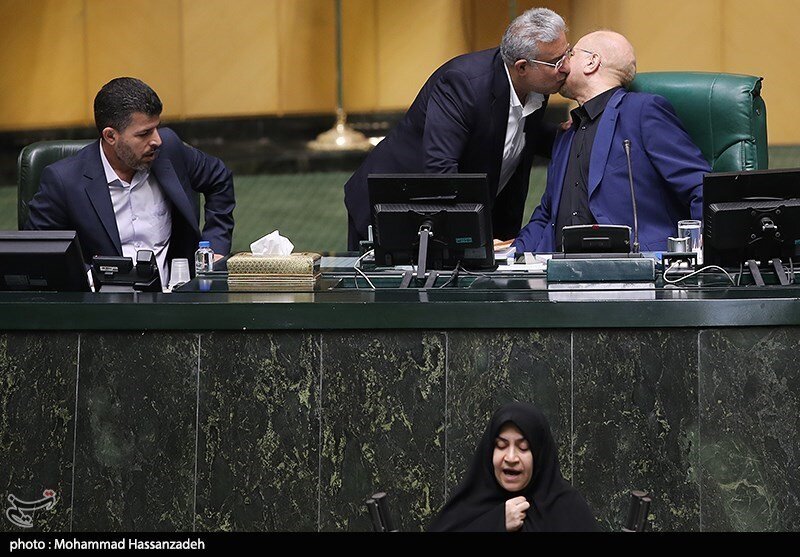 تصاویری متفاوت از روبوسی‌ها در صحن مجلس