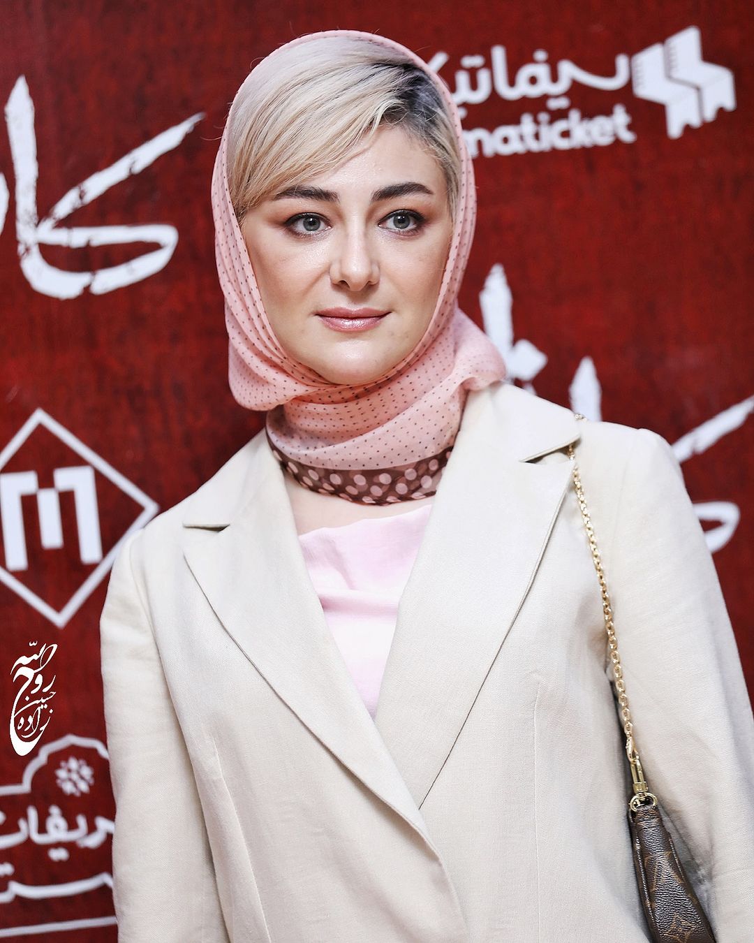 استایل خانم بازیگر سریال زمانه جلبتوجه کرد