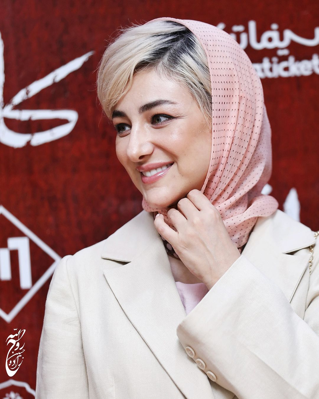 استایل خانم بازیگر سریال زمانه جلبتوجه کرد