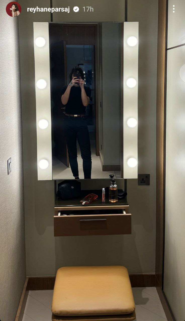 سلفی آینهای ریحانه پارسا در یک مکان مدرن و شیک