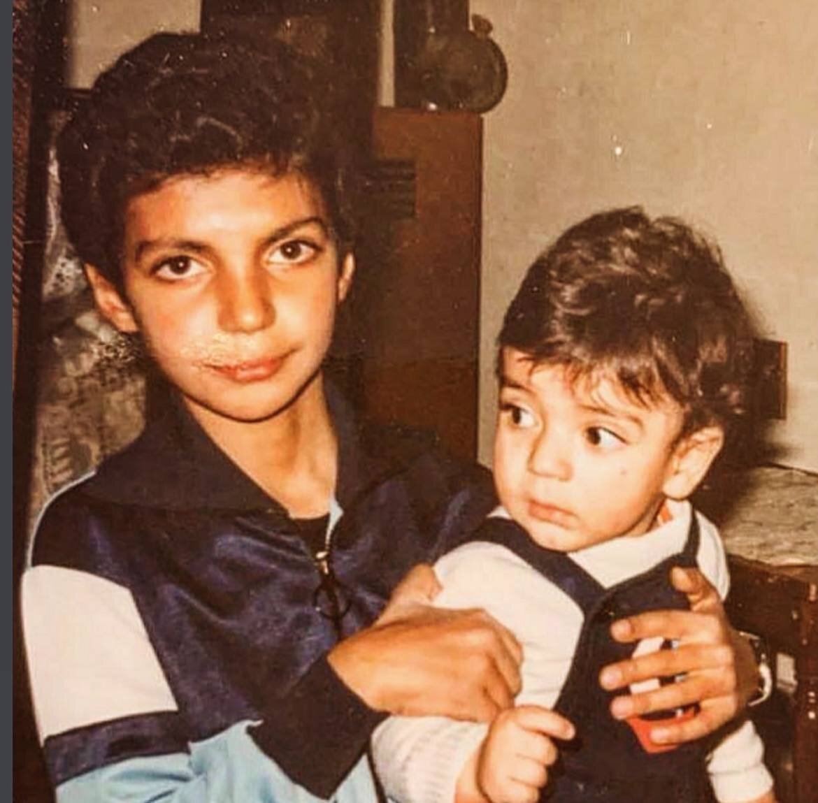 تصویری زیرخاکی از کودکی عادل فردوسیپور و برادرش