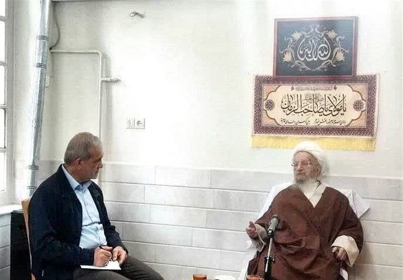 درخواست آیتالله مکارم شیرازی درباره قیمت بنزین