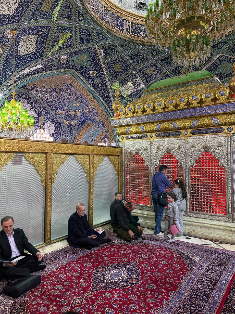 عکسی از علی لاریجانی در حرم حضرت رقیه