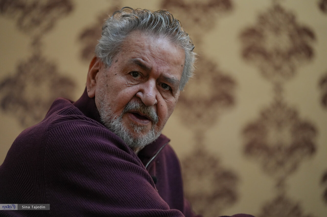 به درویش نمره عالی نمیدهم ولی نمرهاش بد هم نیست؛ او فکر میکند برای همهچیز باید از پروین کمک بگیرد!