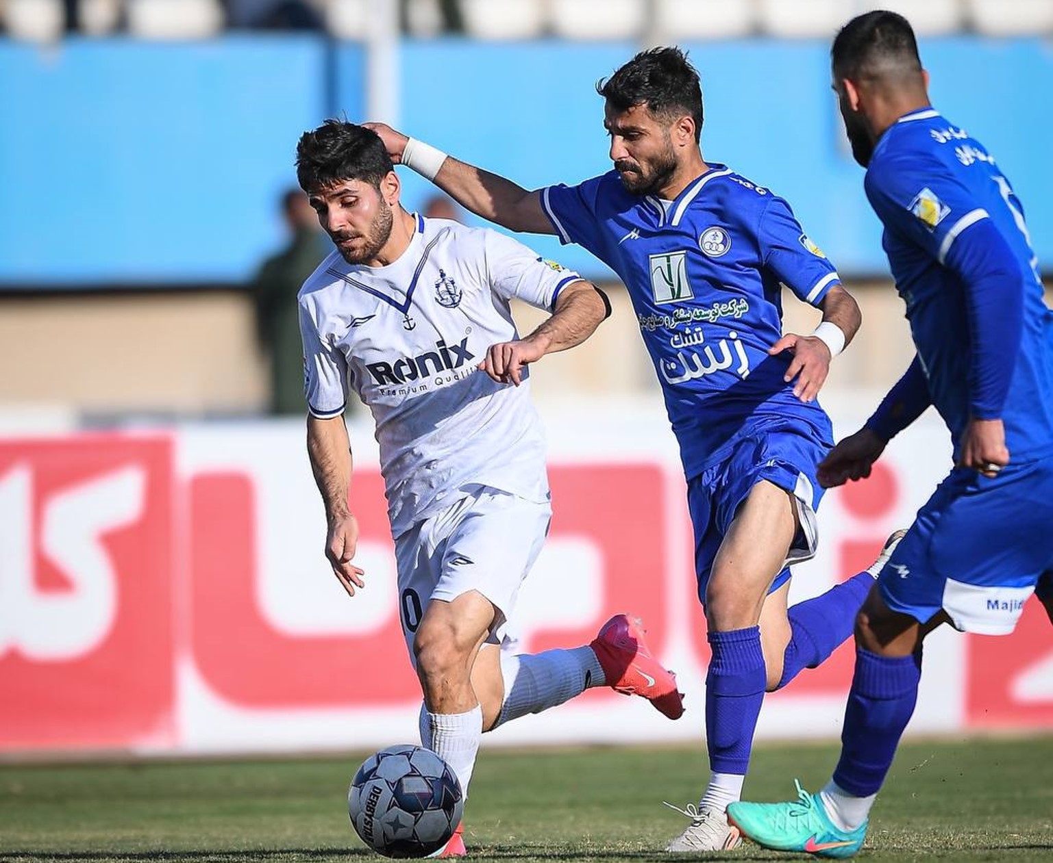 محمد عمری هافبک ملوان در مصاف با دو بازیکن استقلال خوزستان