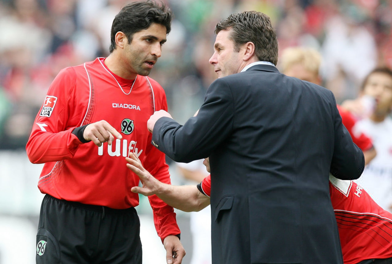 وحید هاشمیان بازیکن سابق هانوفر و سرمربی حال حاضر پرسپولیس تهران - دیتر هکینگ سرمربی هانوفر در ان زمان و سرمربی بوخوم آلمان - لیگ برتر ایران