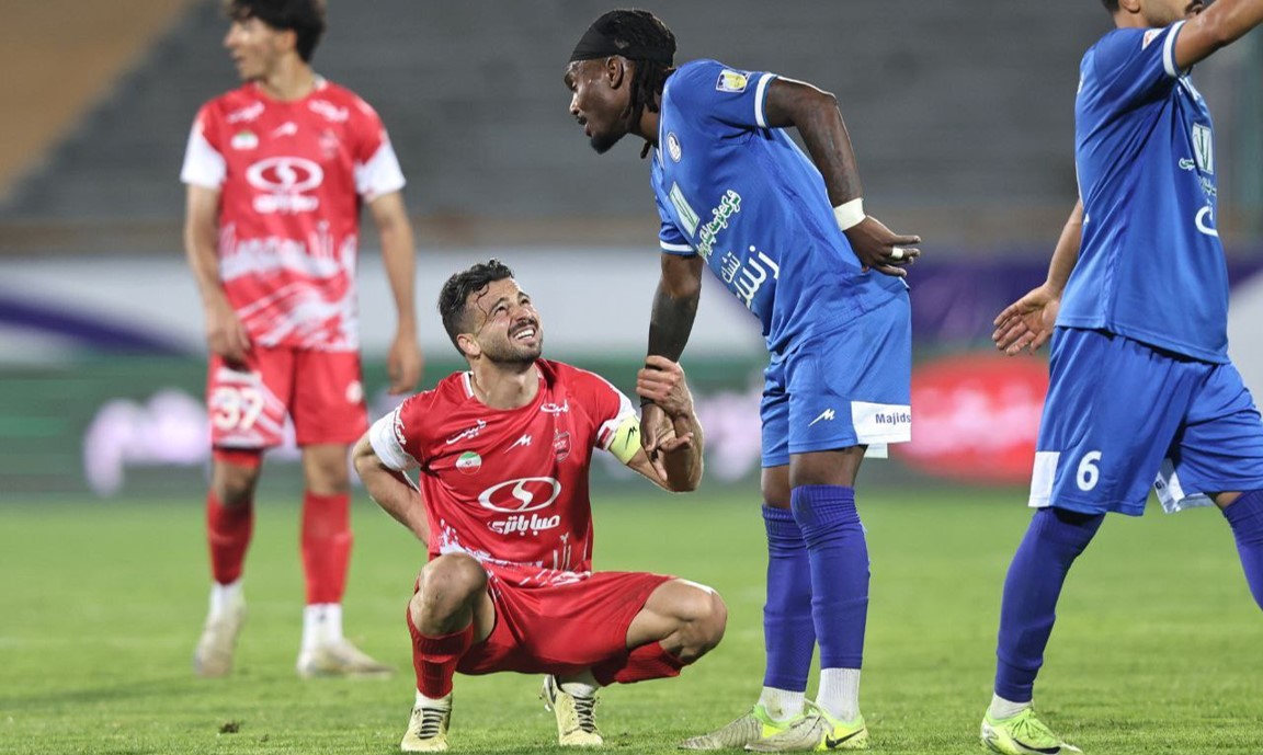 سروش رفیعی هافبک پرسپولیس در حالت مصدومیت و تیوی بیفوما وینگر سابق استقلال خوزستان و بازیکن جدید پرسپولیس تهران -لیگ برتر ایران