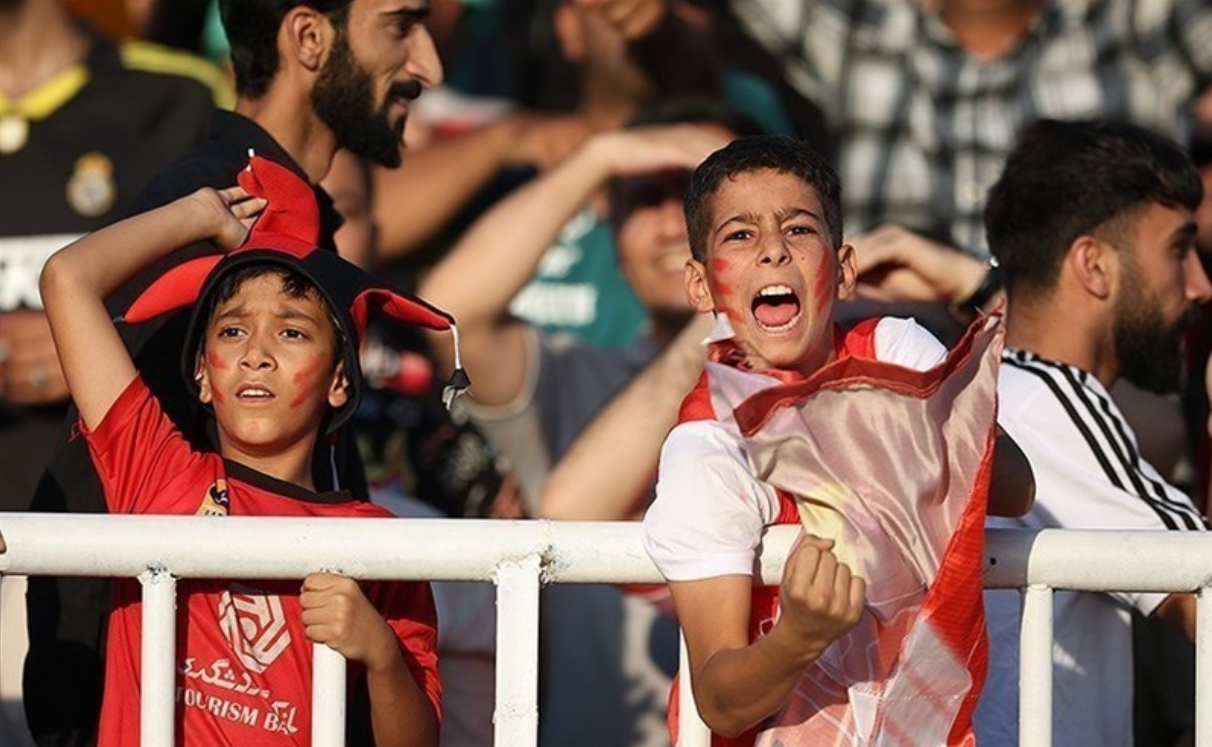 اعتراض هواداران پرسپولیس مسیر حرکت اتوبوس پرسپولیس را تغییر داد اعتراض هواداران پرسپولیس مسیر حرکت اتوبوس پرسپولیس را تغییر داد