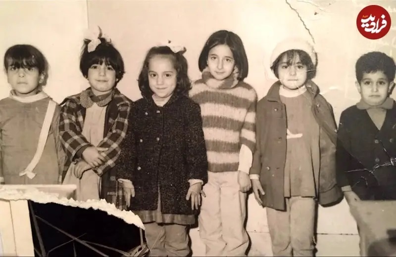 عکسی از کتایون ریاحی کنار دوستانش در یک مهمانی عکسی از کتایون ریاحی کنار دوستانش در یک مهمانی