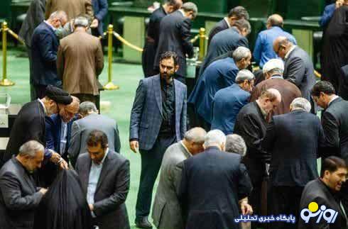 اصولگرا و اصلاح طلب و تندروها و مجلسیها یک طرف جناب آقای امیر حسین ثابتی هم یک طرف! اصولگرا و اصلاح طلب و تندروها و مجلسیها یک طرف جناب آقای امیر حسین ثابتی هم یک طرف!